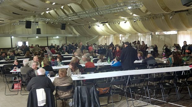 Así lucía el salón al mediodía, con mucha gente ingresando hasta ocupar la totalidad de los espacios disponibles.