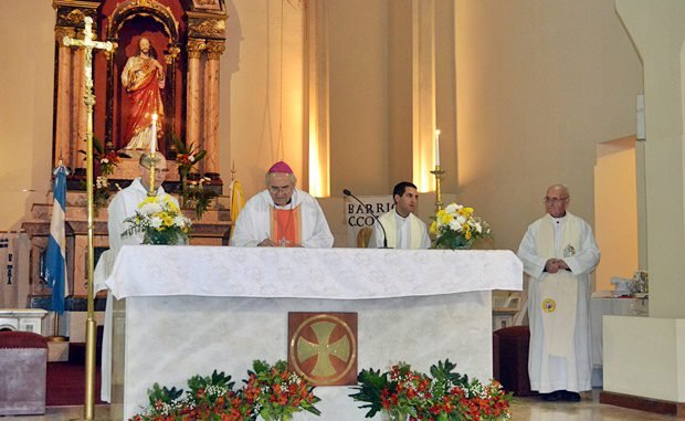 El Obispo, firmando el Acta donde se refleja todo lo acontecido en la misa.