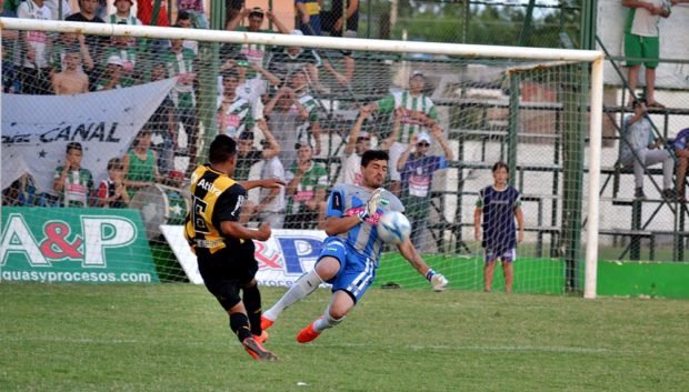 La jugada de la polémica: empataban en cero, Gonzalo González tapa fuera del área ¿fue pecho? ¿fue mano y debió irse expulsado?