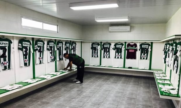 El vestuario local, cuya réplica visitante también estará disponible desde mañana mismo (Foto: Facebook).