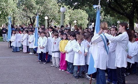Parte de los alumnos que en la mañana de hoy juraron fidelidad a la bandera.