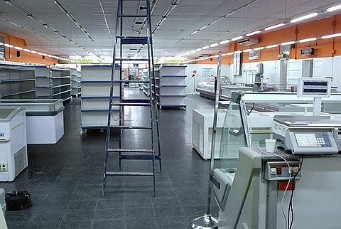 Así se veía horas atrás el supermercado que mañana reabrirá sus puertas.