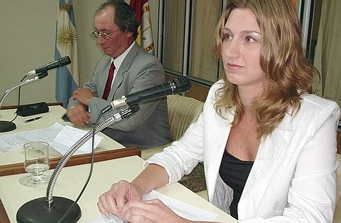 Cecilia Ghione, en primer plano, junto a Néstor Mosso. Dos de los ediles de la ciudad.