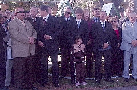 Parte de las autoridades presentes durante el acto oficial.