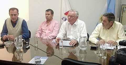Los directivos de la cooperativa de Agua Potable, durante la rueda de prensa.