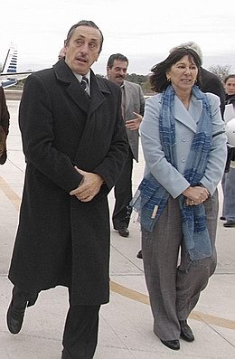 El frío les hizo olvidar los anuncios que iban a ofrecer.