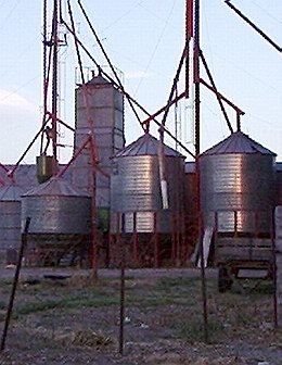 Detalle de una parte de la planta de silos.