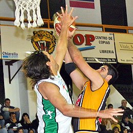 Diego Cavaco intenta convertir ante la marca de Diego Osella. (Diego Rosso)