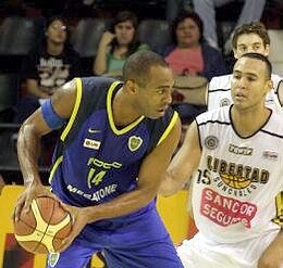 Duelo de extranjeros. Libertad no pudo convertir en el cierre, con un parcial de 4-9 en el cuarto final (AdC).