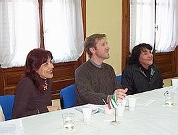 El intendente Gonzalo Toselli junto a la secretaria de Educación, Mónica Ravazzani y a Mirta Rodríguez, promotora del proyecto (prensa municipal).