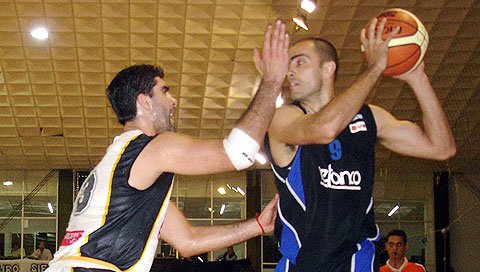 Diego Cavaco intenta frenar el ataque esperancino. (Gentileza José Zenclussen - esperanzadiaxdia)