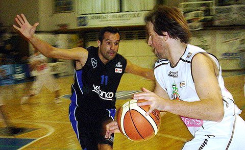 Casemayor encara hacia el aro ante la marca de Melchiorre. (Gentileza José Zenlussen - EDXD Sport)