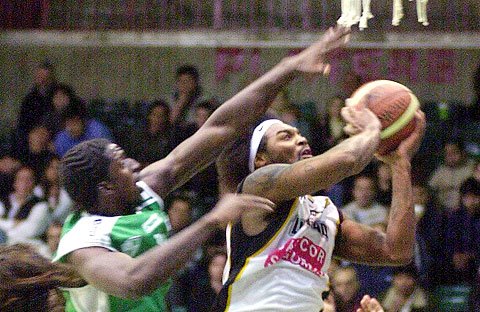 Cleotis Brown vuela hacia el aro. Fue el goleador del partido con 23. (Gentileza Diario La Mañana de Córdoba)