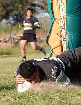 Luciano Rodríguez anota un try para Los Guaycurúes. (Diego Rosso)