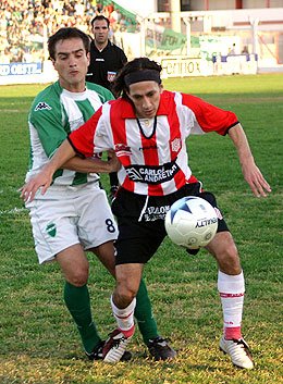 Andrés intenta hacerse del balón en uno de los avances rafaelinos. (J.J. Silvestre - Diario Castellanos)