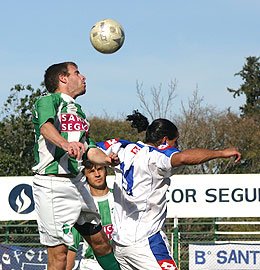Matías Fler salta más alto y gana con la cabeza. (Diego Rosso)