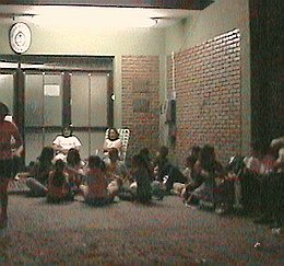 Los padres pasaron la noche a la intemperie, esperando por un lugar en el colegio.