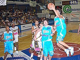 Héroe. Mariano Byró metió el triple final que le dio la victoria a Sionista (José Merlo - El Diario).