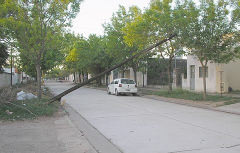 El poste, amenazante desde hace semanas. El poste, amenazante desde hace semanas.
