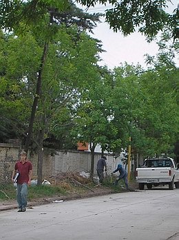 El poste, a la izquierda, casi derecho.