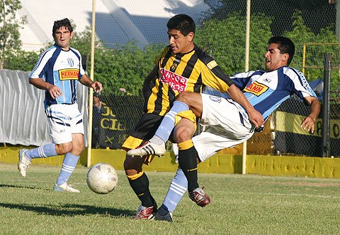 Cejas intenta hacerse de la pelota ante la defensa entrerriana (Diego Rosso).