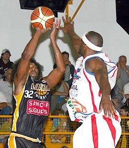 Brown contra Brown. Cleotis volvió a la liga con 11 puntos (Diego Rosso).