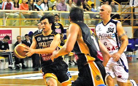 Ruiz Moreno lidera el contraataque ante la mirada de Zaletel. El entrerriano fue el goleador de Libertad con 21 puntos. (Diego Rosso)