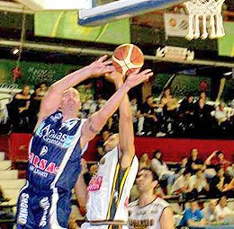 Benítez (3 puntos) y Zaletel (6) se disputan el rebote. (Diario El Libertador)