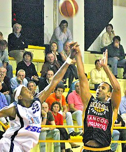 De la mano. Gómez (17 puntos-20 rebotes) lanza y convierte uno de sus dos triples, mientras Alexander intenta taparlo. (Diego Rosso)
