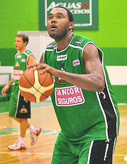 Johnson, goleador del partido, no falló desde la línea de libres (Diego Rosso).