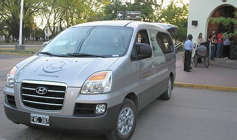 El minibus, esperando por ser presentado frente al Palacio municipal.