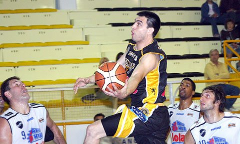 Ruiz Moreno se abre camino hacia el aro ante la mirada de los rafaelinos (Diego Rosso).