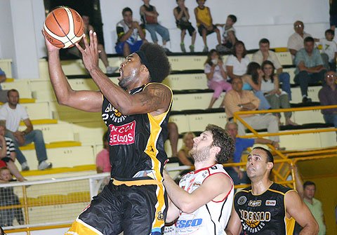 Cleotis Brown salta rumbo al aro ante la mirada de Rivero y Gómez (Diego Rosso).
