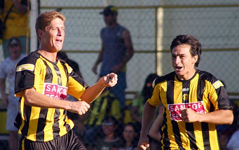 Cipolatti y Vera, autores de los goles, en pleno festejo (Diego Rosso).