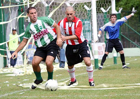 Giacomini controla la pelota cerca del arco juliense (Diego Rosso).