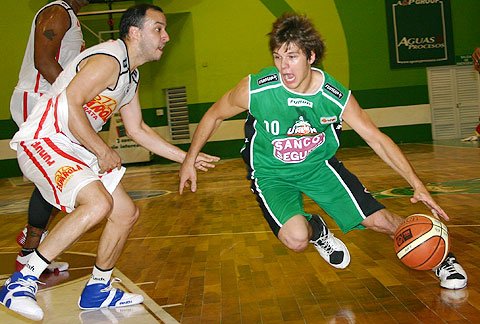 Torre encara con todo hacia el aro. Fue uno de los goleadores del partido con 20 puntos. (Diego Rosso)