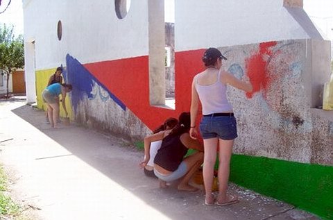 La pintura del muro exterior es una de las últimas actividades que restan por hacer (Prensa Municipal).