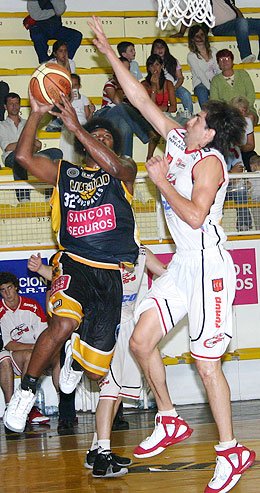 Brown penetra en la pintura ante la marca de Díaz (Diego Rosso)