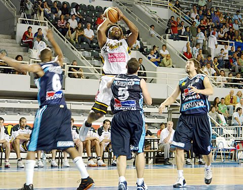 Cleotis Brown lanza sobre la marca de Muruaga (Gentileza Majo Gil - pickandroll.com.ar)