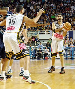 Cavaco intenta asistir a Gómez (Gentileza Majo Gil - pickandroll.com.ar)