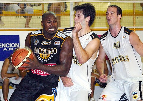 Robert Battle fue nuevamente importante para el triunfo de Libertad (Diego Rosso)