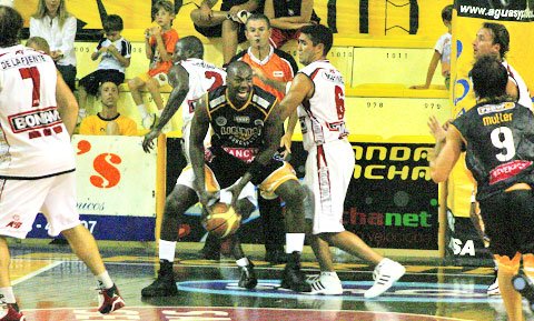 Battle lucha en la pintura, por momentos es imparable (Diego Rosso)