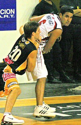 Saglietti ante Martínez. La defensa en el segundo tiempo fue clave (Diego Rosso)