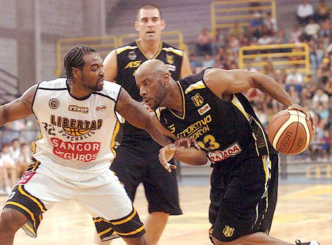 Cleotis Brown intenta detener a Larry Florence (Genitleza: diario Jornada).