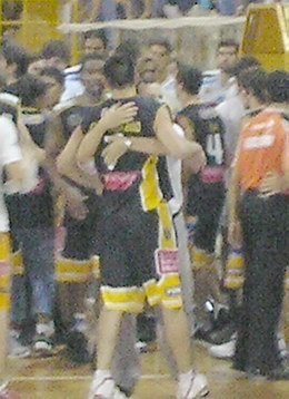 Sos mi héroe. Terminó el partido y Bualó se abraza con Ruiz Moreno, de gran juego.