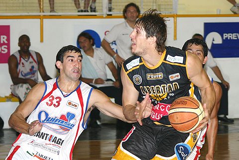 Pelussi enfrenta a Small en su camino hacia el aro (Diego Rosso)