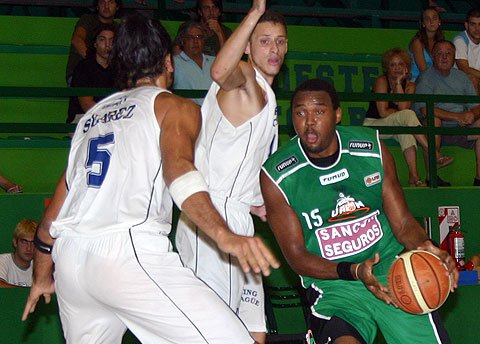 Johnson encara hacia el aro. El foráneo albiverde fue el goleador del partido con 24 puntos (Diego Rosso).