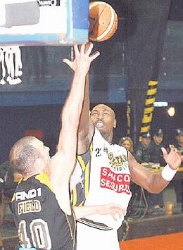 Battle ganó largamente el duelo ante Field, condicionado por acumulación de faltas (Olé).