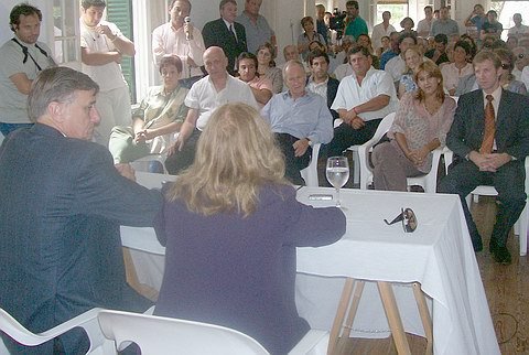 En primera fila. Toselli siguió con atención la presentación del binomio.