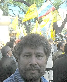 Ponce, una vez retirados los mandatarios. Detrás, las banderas de Atilra y Venezuela.